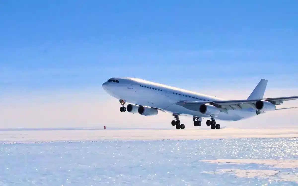 Unbelievable footage shows Airbus A340 pilot landing plane in Antarctica for historic first